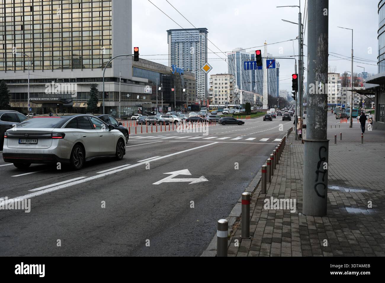 Autos fahren durch eine geschäftige Kreuzung unter klarem Himmel in der Stadt. 24. November 2025, Kiew, Ukraine, Schewtschenko Boulevard Stockfoto