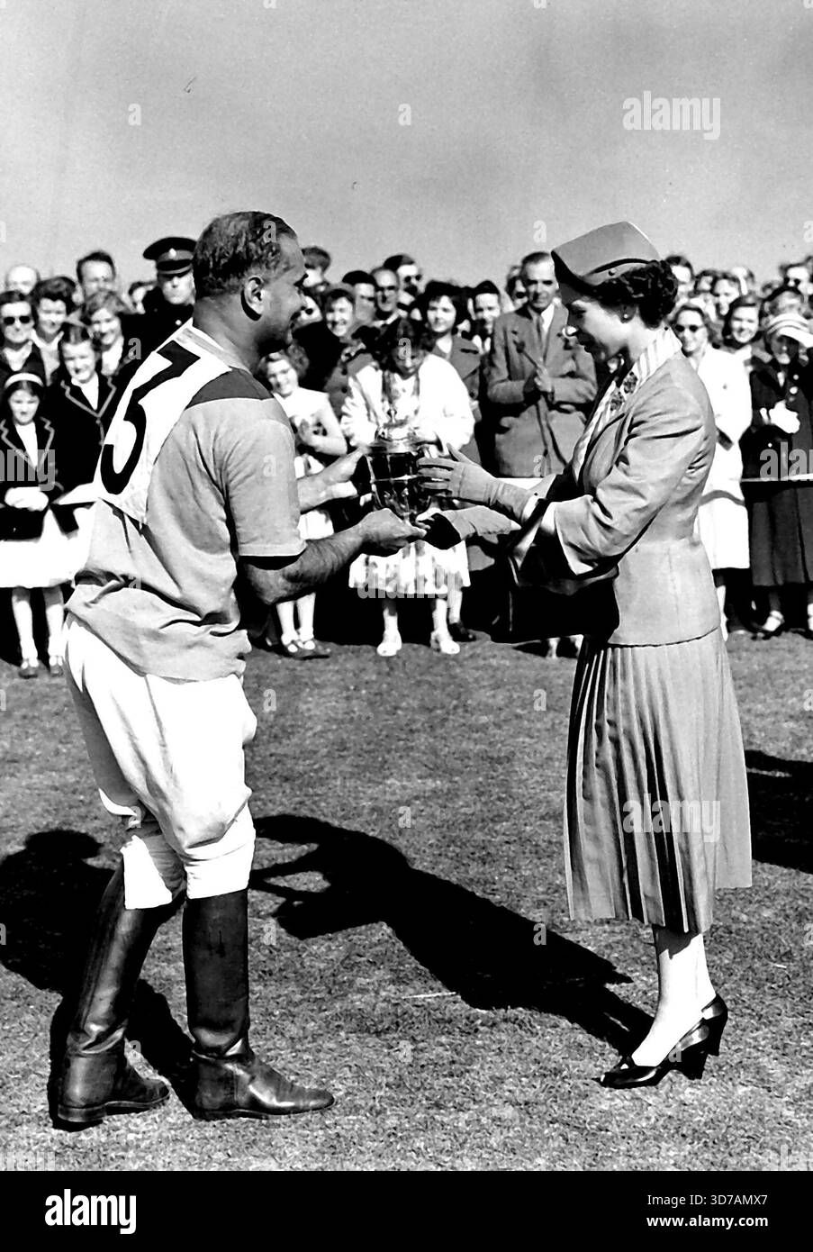 Royal Family siehe Finale der Windsor Polo Woche.H. M. die Königin sah die Präsentation des Royal Windsor Cup an Rao Rajah Ranut Singh, dessen Team Ratanada Ham im Finale heute Nachmittag besiegte.in Windsor heute wurden die Endspiele des Household Brigade Ascot Week Polo Turniers ausgetragen. Mitglieder der Königlichen Familie, die während der ganzen Woche begeisterte Zuschauer bei den Spielen waren, sahen heute wieder zu, und die Königliche Partei umfasste König Hussein und Königin Dina von Jordanien, die dieses Land besuchen. Juni 1955. (Foto von Fox Photos). Stockfoto