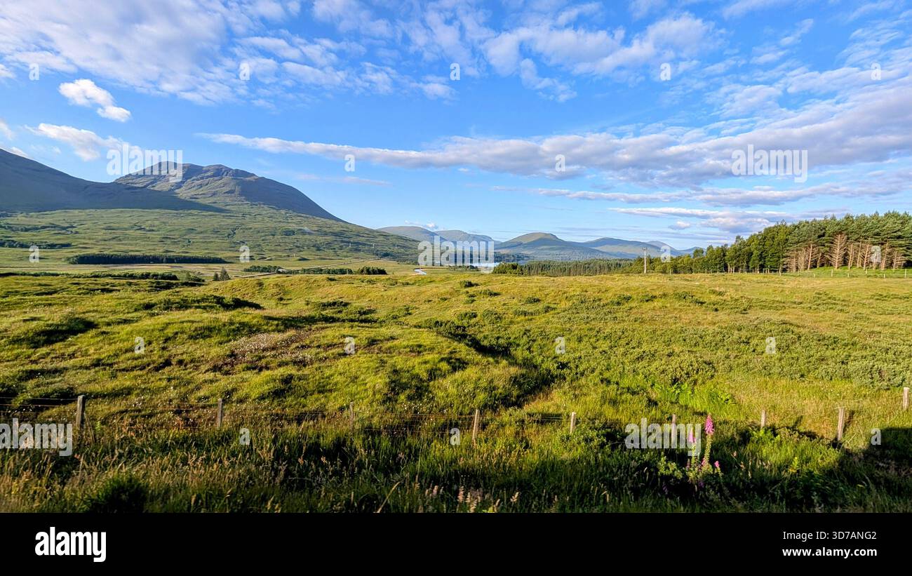 Die berühmten grünen Berge von Glencoe wurden an einem hellen und schönen Sommertag in den schottischen Highlands festgehalten Stockfoto