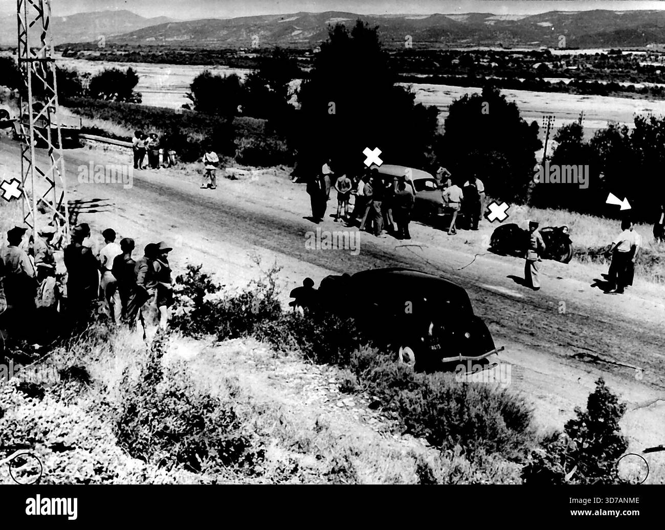 Die Szene der Drummond-Morde: Dies ist ein allgemeiner Besuch der Szene in der Nähe von Lurs, Südostfrankreich, wo Briten ***** sind Sir Jack Drummond und seine Frau und Tochter wurden in der Nacht vom 4. Auf den 5. August ermordet. Die französische Polizei durchsucht das Gebiet um Sir Jack's Hillman Estate Car (gegenüber). Sir Jack und seine Frau wurden erschossen und ihre elfjährige Tochter Elizabeth wurde zu Tode geschlagen, während sie am Straßenrand campten. August 1952. (Foto von zugehörigem Pressefoto). Stockfoto