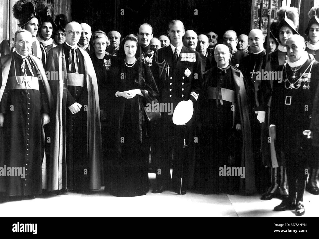 Prinzessin Und Herzog Sehen Den Papst... Prinzessin Elizabeth (Mitte) mit dem Herzog von Edinburgh (zu ihrer Linken), zu sehen, als sie eine private Audienz mit dem Papst hatten. Prinzessin Elizabeth trug ein schwarzes Velourkleid, das bis zu Boden reicht, und einen schwarzen Schleier aus spanischer Spitze, wurde Prinzessin Elizabeth, begleitet vom Herzog von Edinburgh, von Papst Pius XII. in einer Audienz empfangen. der Herzog war in Marinestrau. April 1951. Stockfoto