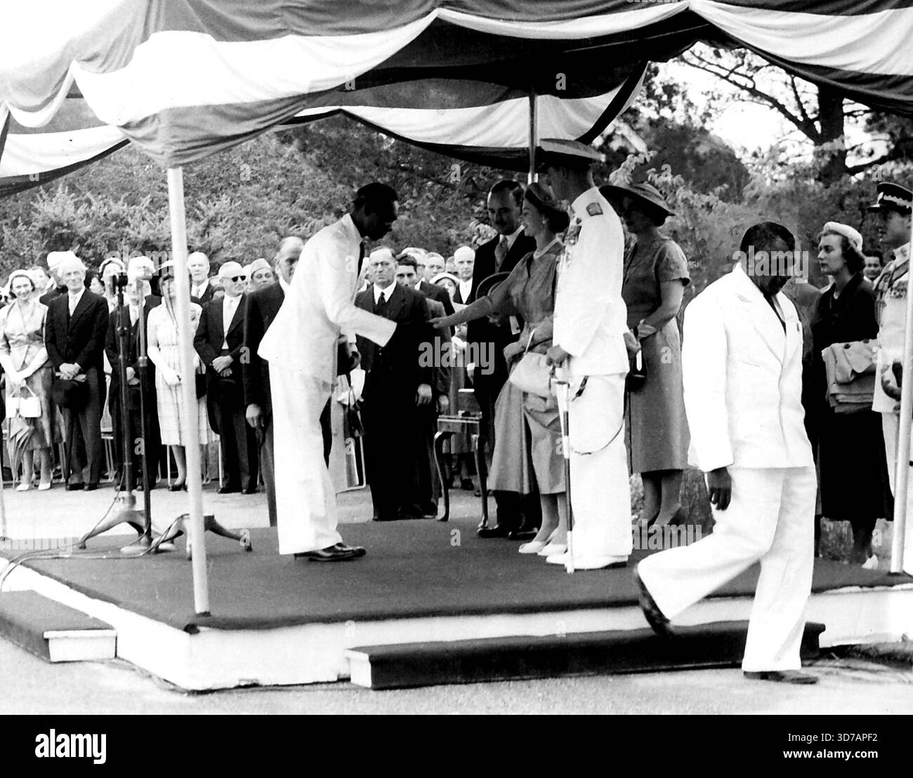 Stolz ***** Künstler der Aborigines ***** Namatjira läuft stolz von der Dais in Canberra, nachdem sie gestern Edinburgh vorgestellt wurde. Namatjira an die Königin und Herzog jira trugen zu diesem Anlass einen weißen Anzug. Februar 1954. Stockfoto