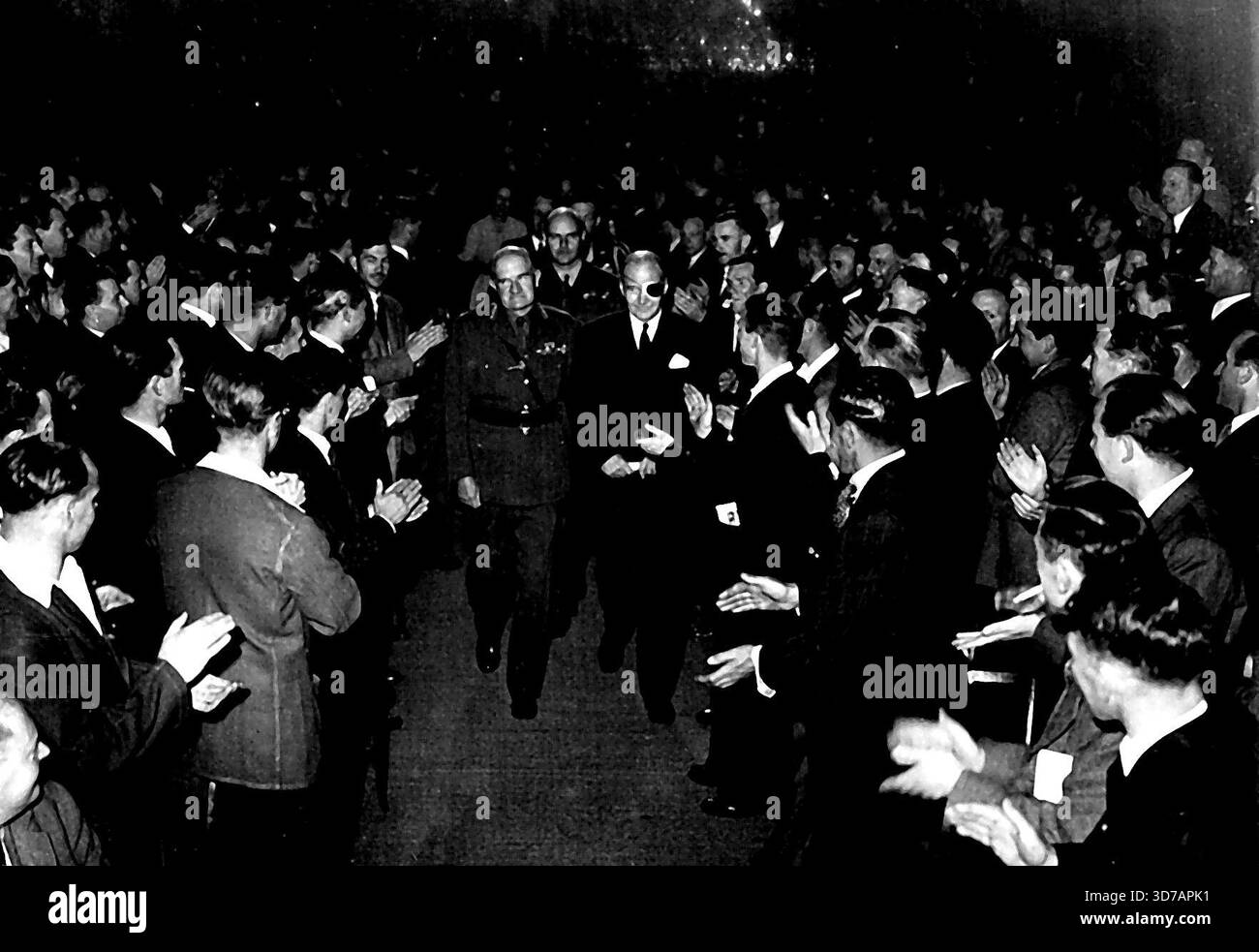 Vierzehnte Armee-Veteranen rufen „Good Old Bull'Field-Marshal Sir William Slim bei der Ankunft an der Burma-Wiedervereinigung, mit ihm ist Mr. Lewis Douglas, US-Botschafter, der eine Augenklappe über dem Auge trägt, das er mit einem Angelhaken verletzt hat. Die Männer, die durch Burma kämpften - die 14. Armee - bejubelten Feldmarschall Sir William Slim, ihren ehemaligen Befehlshaber, bei der dritten Burma-Wiedervereinigung in der Albert Hall heute Nacht, wurde vergessen, als Sir William mit 'Old Platform' den Ruf erhielt. Juni 1949. Stockfoto