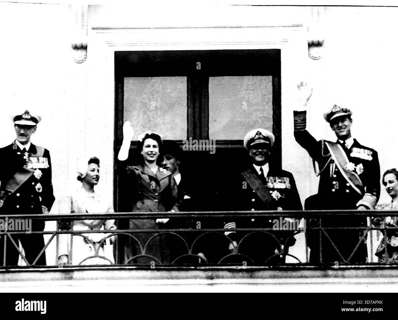 Queen Waves to Oslo Massen die Königin und der Herzog von Edinburgh winken vom Balkon des Königspalastes in Oslo zu den Massen, die sich versammelten, um sie bei ihrer Ankunft am Tag (Freitag) zu ihrem dreitägigen Staatsbesuch in Norwegen zu begrüßen. Auf dem Balkon befinden sich – von links nach rechts – König Haakon (der sein 50. Jahr auf dem Thron von Norwegen feiert): Prinzessin Astrid, 23 (Tochter des Kronprinzen Olay und Cousin der britischen Königin): Prinz Harald (Sohn des Kronprinzen Olay): Kronprinz Olay und Prinzessin Ragnhild, Mrs. Lorentzen (Tochter des Kronprinzen Olay). Juni 1955. (Foto von Reuterphoto). Stockfoto