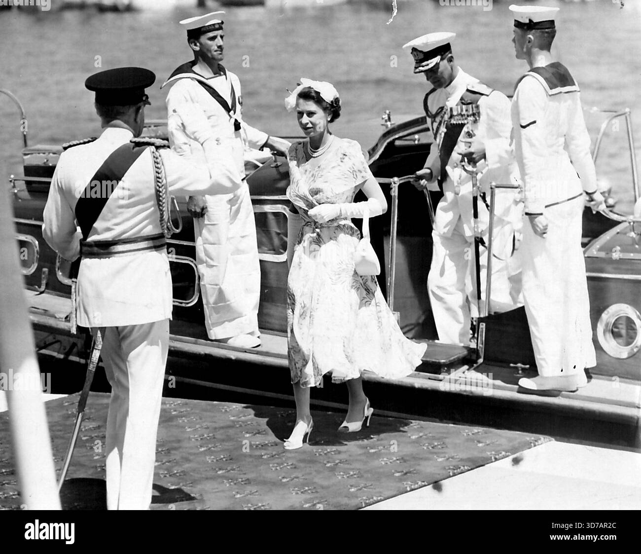 Die Königin tritt an Land -- der historische Moment in Farm Cove, als Königin Elizabeth II., gefolgt vom Herzog, den Lastkahn dem Gruß des Generalgouverneurs Sir William Slim und dem Jubel der Bürger überlässt, die diesen Moment stundenlang erwartet hatten. 15. Februar 1954. Stockfoto