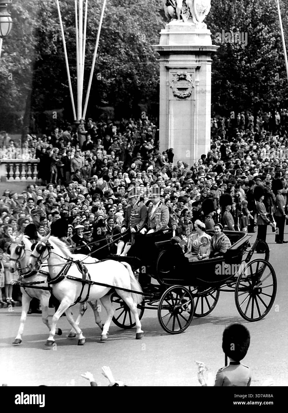 Zurück zum Palast - Königin Elizabeth, die Königin Mutter Prinzessin Margaret, Prinz Charles und Prinzessin Anne fahren heute an jubelnden Menschenmassen in der Mall vorbei, während sie zum Buckingham Palace zurückkehren, nachdem sie die Zeremonie „Trooping the Colour“ bei der Parade der Pferdewache beobachtet haben. Der brillante Prunk von Trooping the Colour feierte den offiziellen Geburtstag ihrer Majestät. Ihr tatsächlicher Jahrestag ist am 21. April, als sie 28 war. Juni 1954. (Foto: Paul Popper, Paul Popper Ltd.) Stockfoto