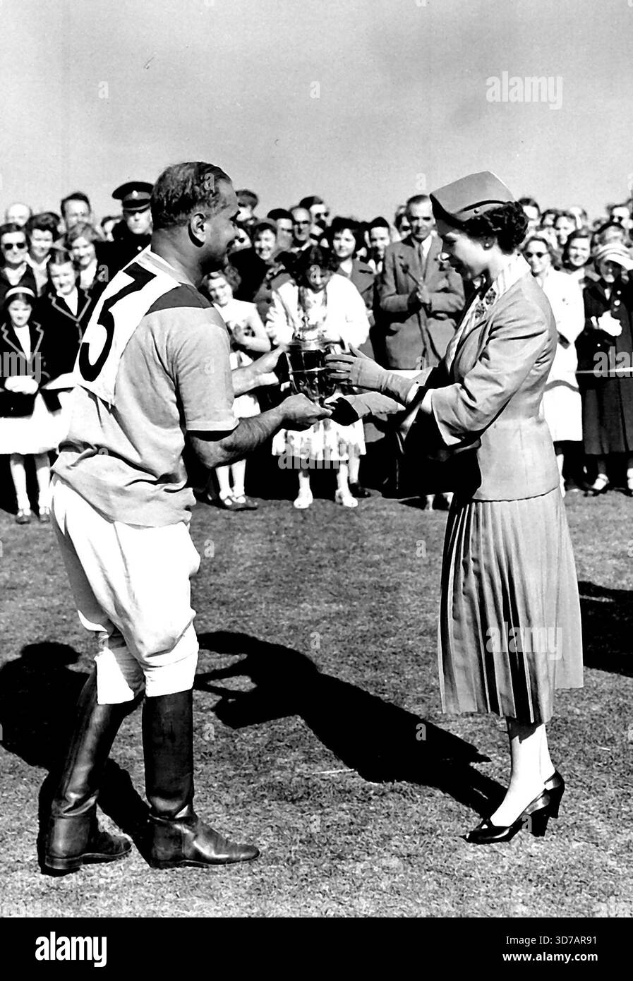 Royal Family siehe Finale der Windsor Polo Woche.H. M. die Königin sah die Präsentation des Royal Windsor Cup an Rao Rajah Ranut Singh, dessen Team Ratanada Ham im Finale heute Nachmittag besiegte.in Windsor heute wurden die Endspiele des Household Brigade Ascot Week Polo Turniers ausgetragen. Mitglieder der Königlichen Familie, die während der ganzen Woche begeisterte Zuschauer bei den Spielen waren, sahen heute wieder zu, und die Königliche Partei umfasste König Hussein und Königin Dina von Jordanien, die dieses Land besuchen. Juni 1955. (Foto von Fox Photos). Stockfoto