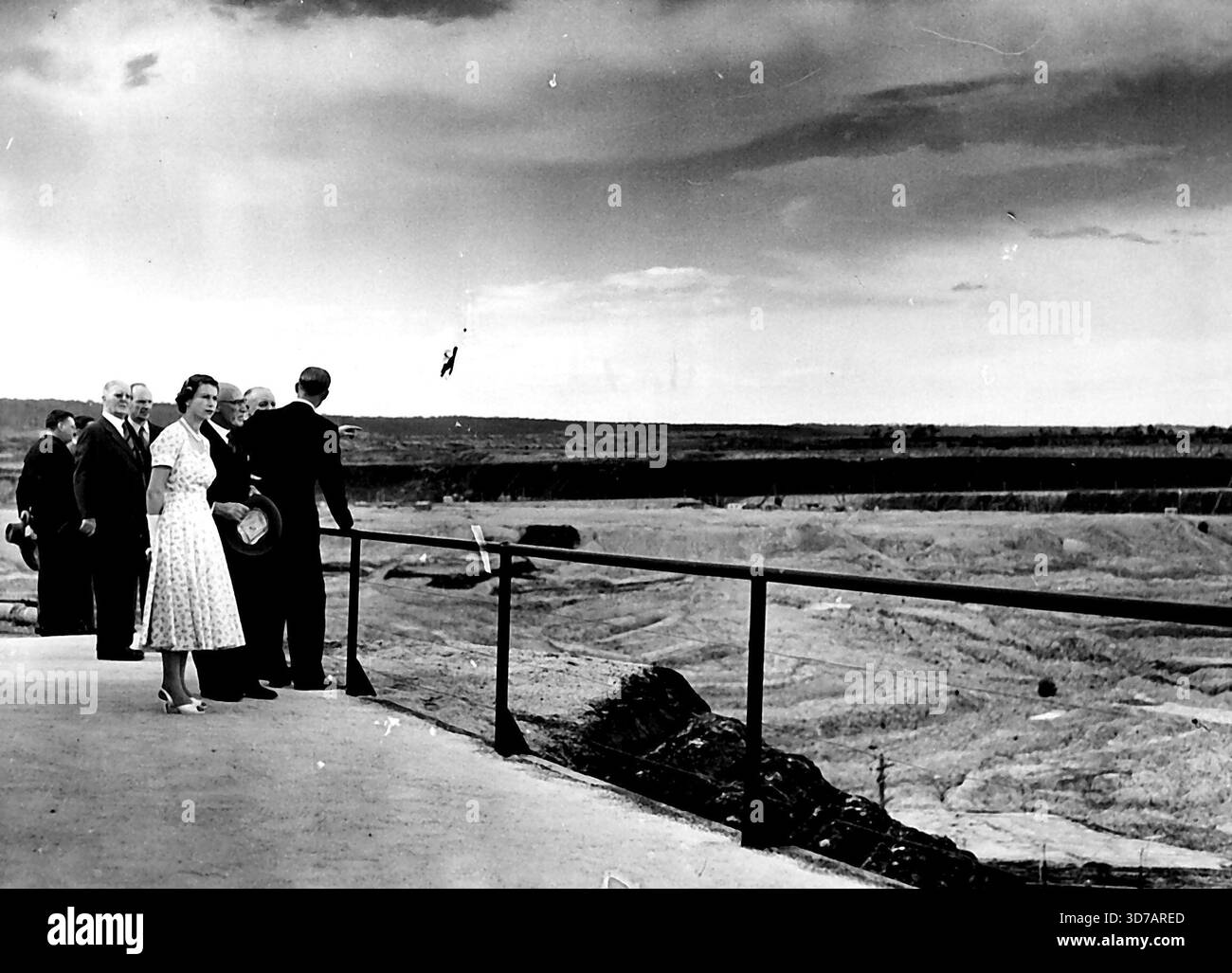 Königliche Tour - Victoria (Gippsland) -- die Königin mit dem Herzog bei der Besichtigung der Tagebau-Kohlemine in Yallourn. Neben der Königin steht der S.E.G.-Vorsitzende Mr. R.A. Hunt (S.E.C. - Staatliche Elektrizitätskommission). 09. März 1954. Stockfoto