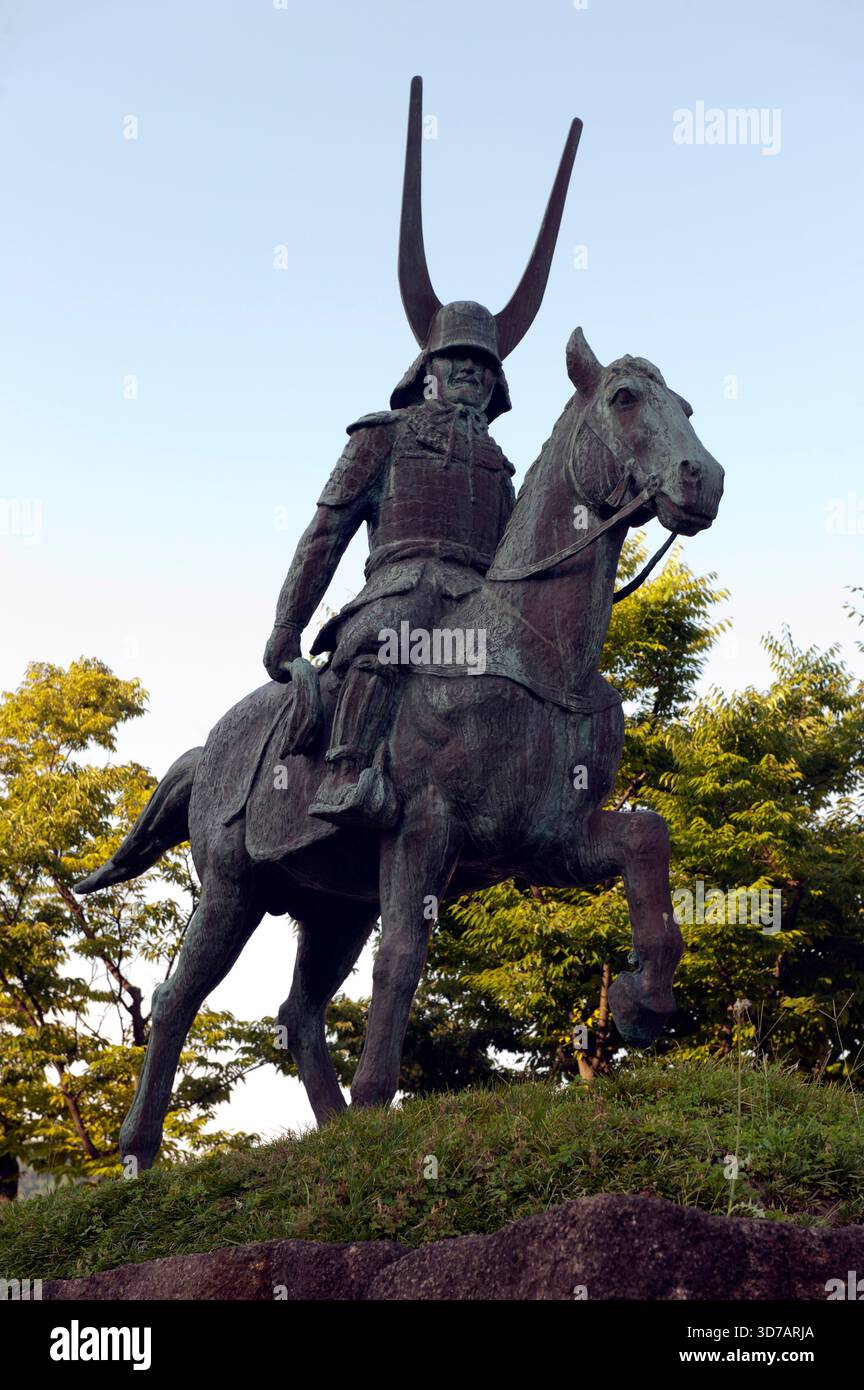 Bronzestatue von II Naomasa (井伊直政公之像) Samurai-Krieger zu Pferd vor dem Bahnhof Hikone, Daimyo und Shogun aus Sengoku-Zeit, Hikone, Japan. Stockfoto