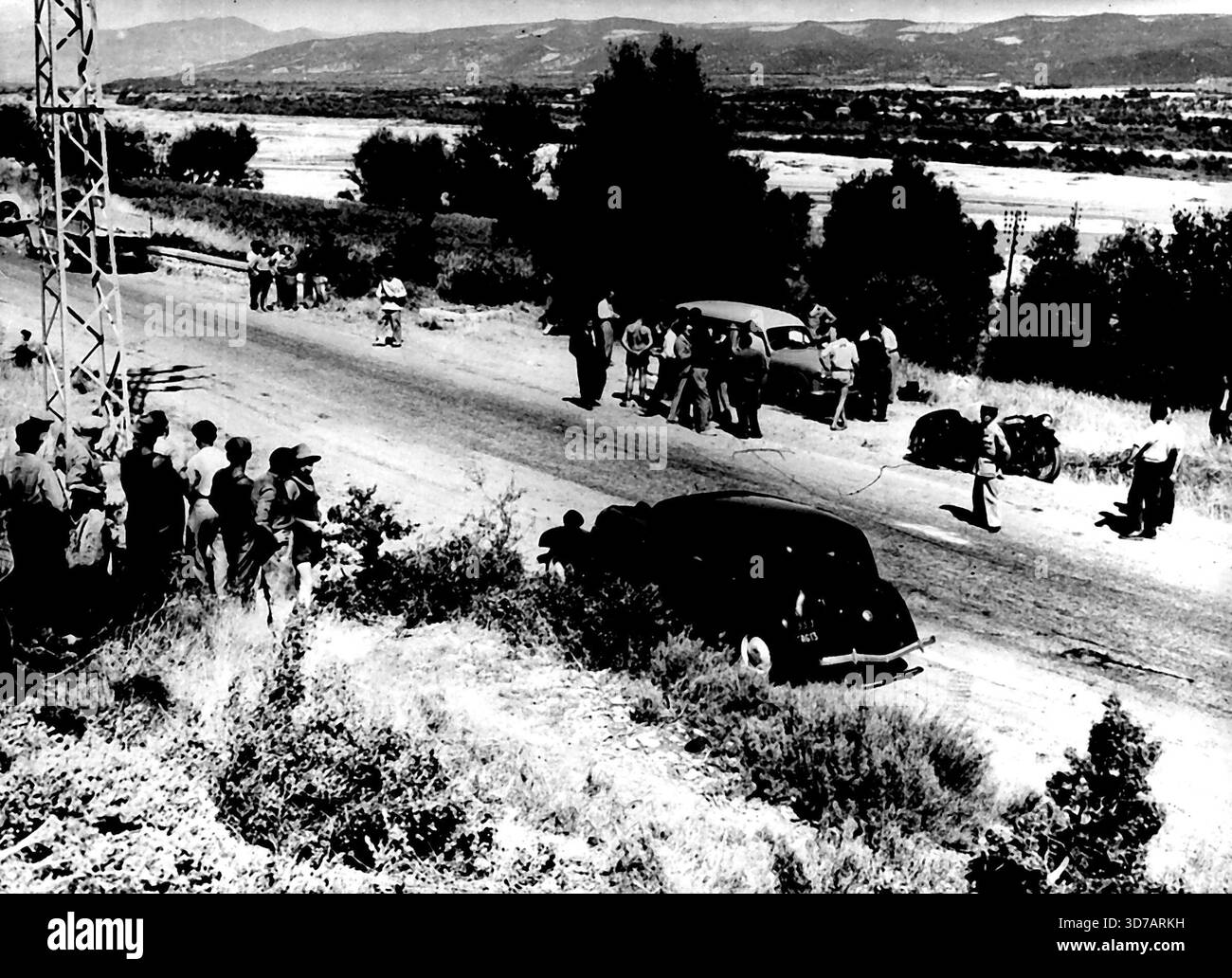 Die Szene der Drummond-Morde: Dies ist eine allgemeine Ansicht der Szene in der Nähe von Lurs, Südostfrankreich, wo der britische Ernährungsberater Sir Jack Drummond und seine Frau und Tochter in der Nacht vom 4. Auf den 5. August ermordet wurden. Die französische Polizei durchsucht die Gegend um Sir Jack's Hillman (gegenüber). Sir Jack und seine Frau wurden erschossen und ihre elfjährige Tochter Elizabeth wurde zu Tode geschlagen, während sie am Straßenrand campten. August 1952. (Foto von zugehörigem Pressefoto). Stockfoto