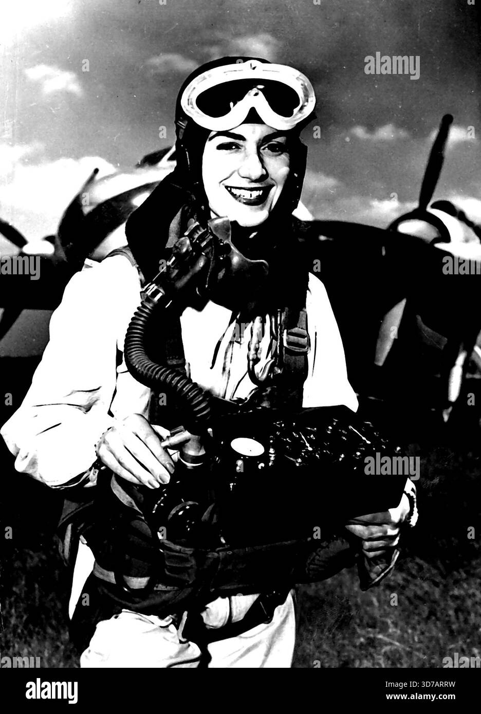 Die hübsche 24-jährige Pariser Mannequin Colette Duval bereitet sich auf den Rekordsprung eines Fallschirmspringers vor. Aus einer DC-3 machte sie Geschichte beim Fallschirmspringen, indem sie den Weltrekord der Frauen für einen verzögerten Sprung aufstellte, indem sie das Flugzeug in fast 22.000 Metern Höhe verließ. Sie hält auch den Rekord für das Springen mit einem Sauerstoffinhalator. In ihren Händen hält sie das Gerät, das sie selbst entworfen hat, und kombiniert einen Höhenmesser, Chronometer und Sauerstoffflasche. Juni 1955. (Foto von United Press Photo). Stockfoto