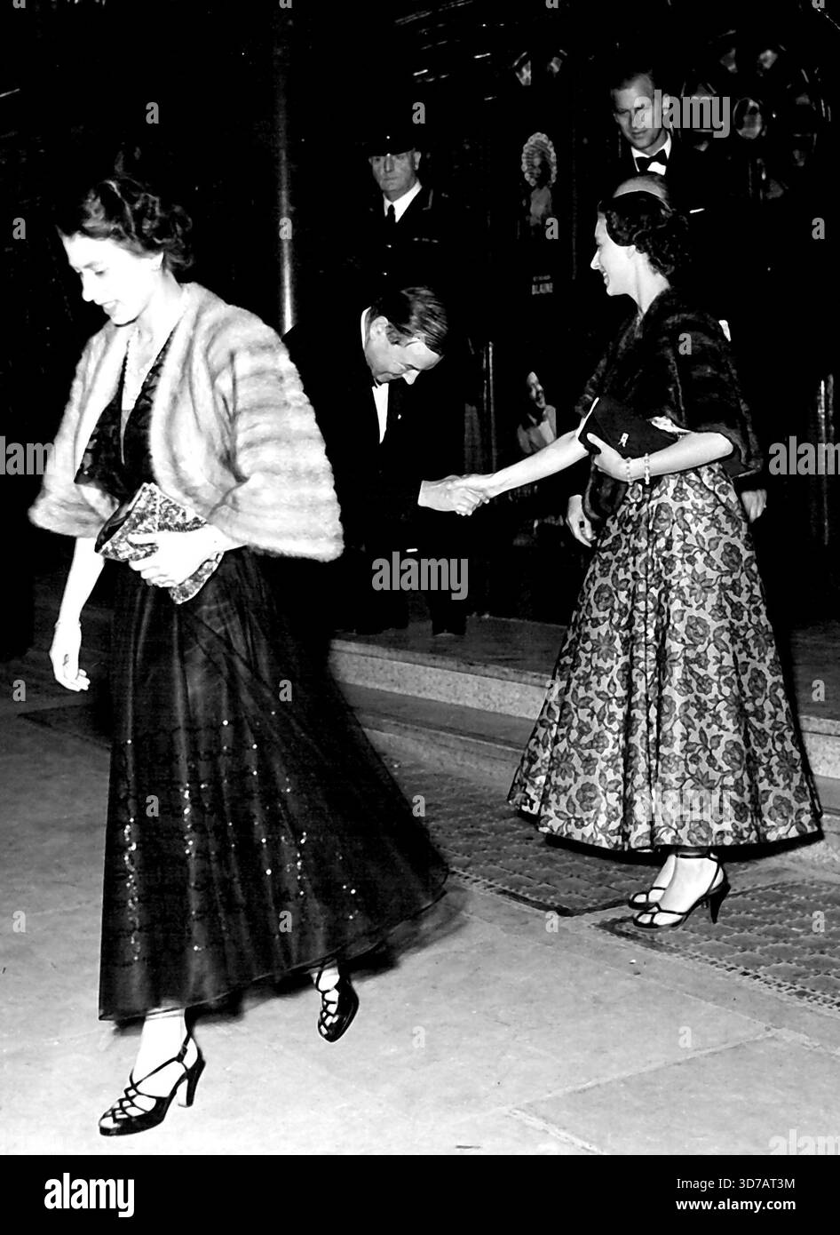 Königin sieht Jungs und Puppen. Die Königin, Prinzessin Margaret und der Herzog von Edinburgh verließen gestern Abend das kolosseum. Gestern Abend gingen ihre Majestät, die Königin, Prinzessin Margaret und der Herzog von Edinburgh ins coliseum Theater, um die sehr beliebte Show 'Guts and Dolls' zu sehen. Juli 1953. (Foto: Paul Popper, Paul Popper Ltd.) Stockfoto