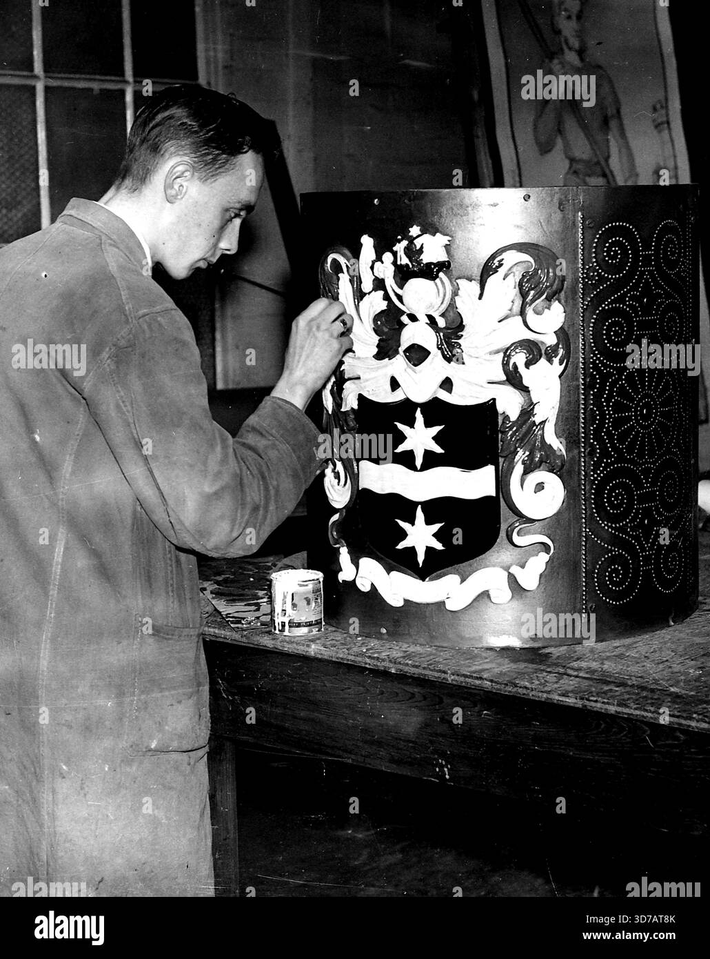 Drake's Drum wird New Plymouth markieren -- am Künstler am Werk. Der Geist von Drake, der seit Elisabeth's Tagen in der Stadt Plymouth lebt, wurde als geeignetes Thema ausgewählt, um den Beginn des Wiederaufbaus der Stadt nach der Zerstörung durch Hitlers Bomber zu markieren. Am 29. Oktober besucht seine Majestät der König die Stadt, um an der Kreuzung der vier Hauptstraßen Plymouth einen Fahnenmast auf einem Bronzebasis mit einer Nachbildung der berühmten Drake's Drum zu enthüllen. Oktober 1947. (Foto von Reuterphoto) Stockfoto