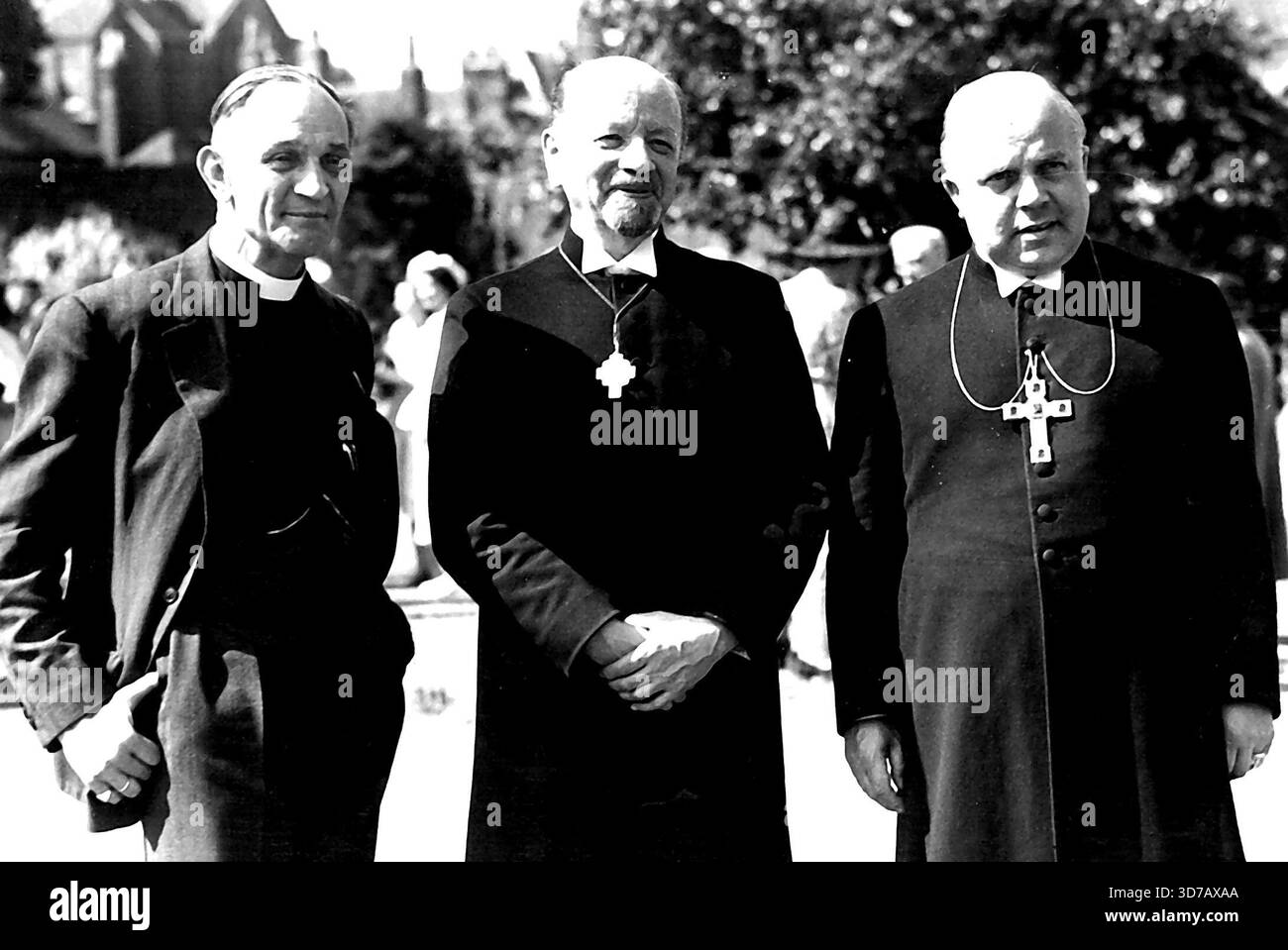 Deutsche Delegierte im Kirchenrat -- drei Delegierte der Evangelischen Kirche in Deutschland auf dem Gelände des Bischof-Otter-Kollegs hier nach einer Sitzung des Ökumenischen Rates der Kirchen. Von links nach rechts -- Doktor Martin Niemoeller, Bischof F. K. Otto Dibelius und Bischof Hans Lilja. Alle christlichen Konfessionen, mit Ausnahme der römisch-katholischen Konfessionen, werden von Delegierten aus der ganzen Welt präsentiert, und dies ist das erste konzil dieser Art seit der Gründung des Konzil in Amsterdam im letzten Jahr. Juli 1949. Stockfoto