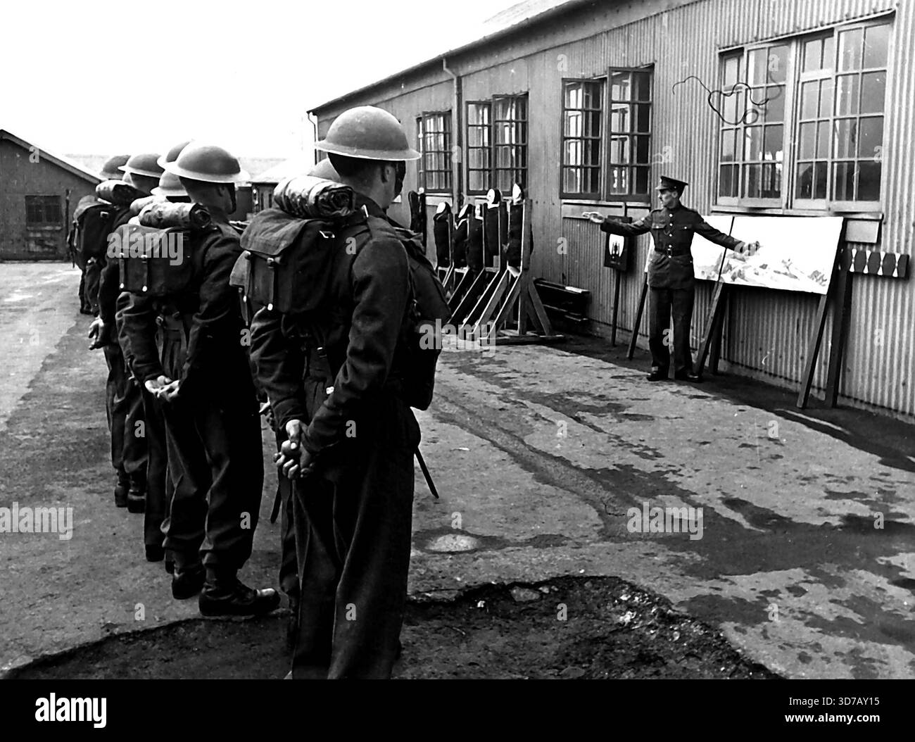 Im Glashaus lernen sie, intelligente Soldaten zu werden. Die Soldaten, die in Schwierigkeiten geraten, sind normalerweise die Dummen. Sie brauchen eine längere und mehr Ausbildung als der Durchschnittsmann. April 1951. (Foto: Paul Popper). Stockfoto