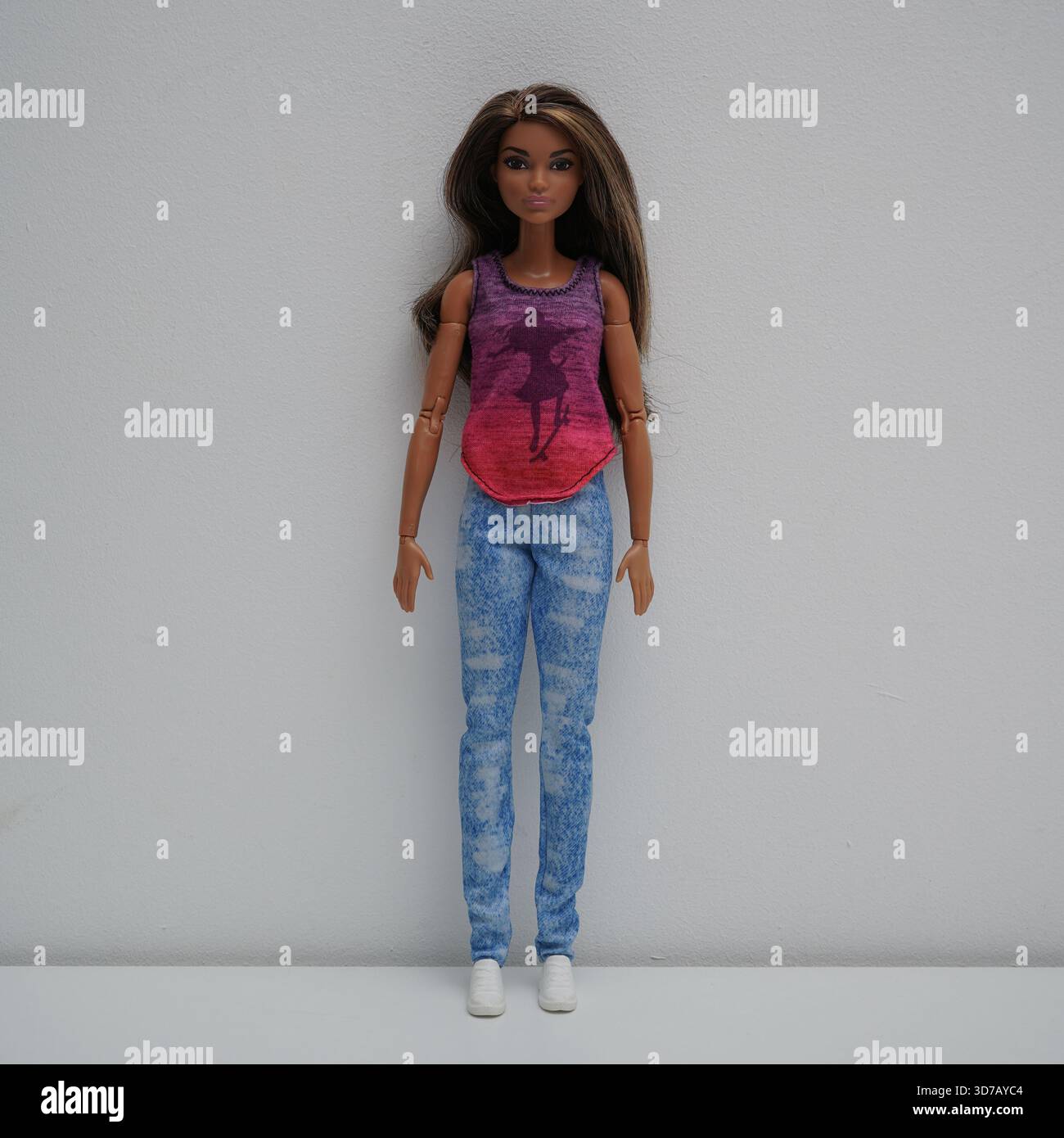 Lateinamerikanische Barbie-Puppe trägt Sportkleidung, Barbie Skateboarder-Puppe mit gebräunter Haut Stockfoto