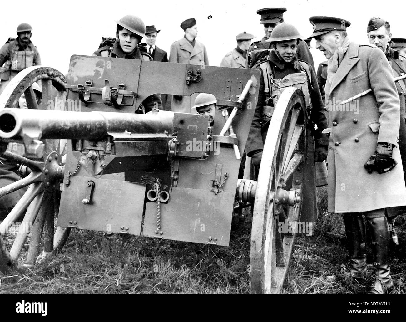 General Dill besucht Aldershot - General Dill fotografiert Inspektion ***** Einheit während seines Besuchs in Aldershot. General Dill besuchte kürzlich das Kommando von Aldershot, wo er kanadische Soldaten inspizierte und ***** . April 1941. (Foto: Keystone Press Agency Ltd.) Stockfoto