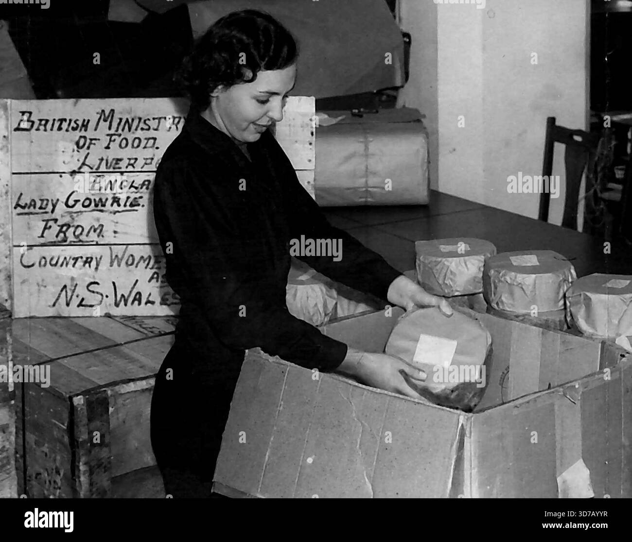 Miss E. Earle hat gestern Kuchen für Großbritannien bei David Jones gepackt. Fünf Kisten mit 400 Kuchen wurden vom Landfrauenverband an das Lebensmittelministerium geschickt. Mehr als 2000 Eier wurden in den Kuchen verwendet. Juli 1946. Stockfoto
