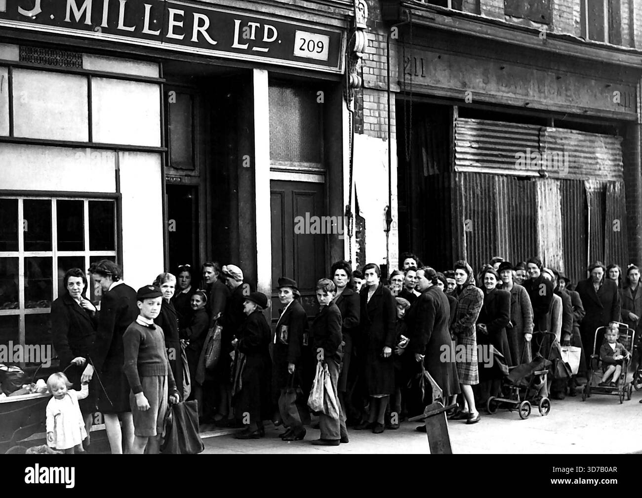 Vor Der Rationierung. Heute (Samstag) stehen wir für Brot im East End von London, bevor wir morgen mit der Rationierung beginnen. 30. Juli 1946. (Foto: London News Agency Photos Ltd.) Stockfoto