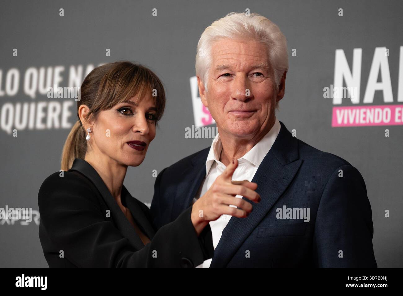 Richard Gere und Alejandra Gere nehmen am 24. November 2025 in Madrid, Spanien, an der Premiere von „Lo Que Nadie Quiere Ver“ teil. Stockfoto