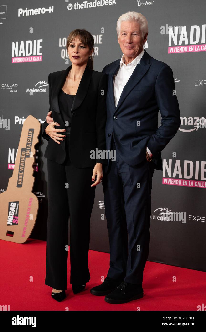 Richard Gere und Alejandra Gere nehmen am 24. November 2025 in Madrid, Spanien, an der Premiere von „Lo Que Nadie Quiere Ver“ teil. Stockfoto
