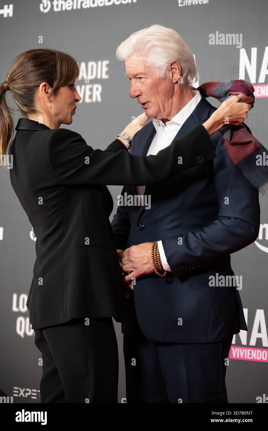 Richard Gere und Alejandra Gere nehmen am 24. November 2025 in Madrid, Spanien, an der Premiere von „Lo Que Nadie Quiere Ver“ teil. Stockfoto
