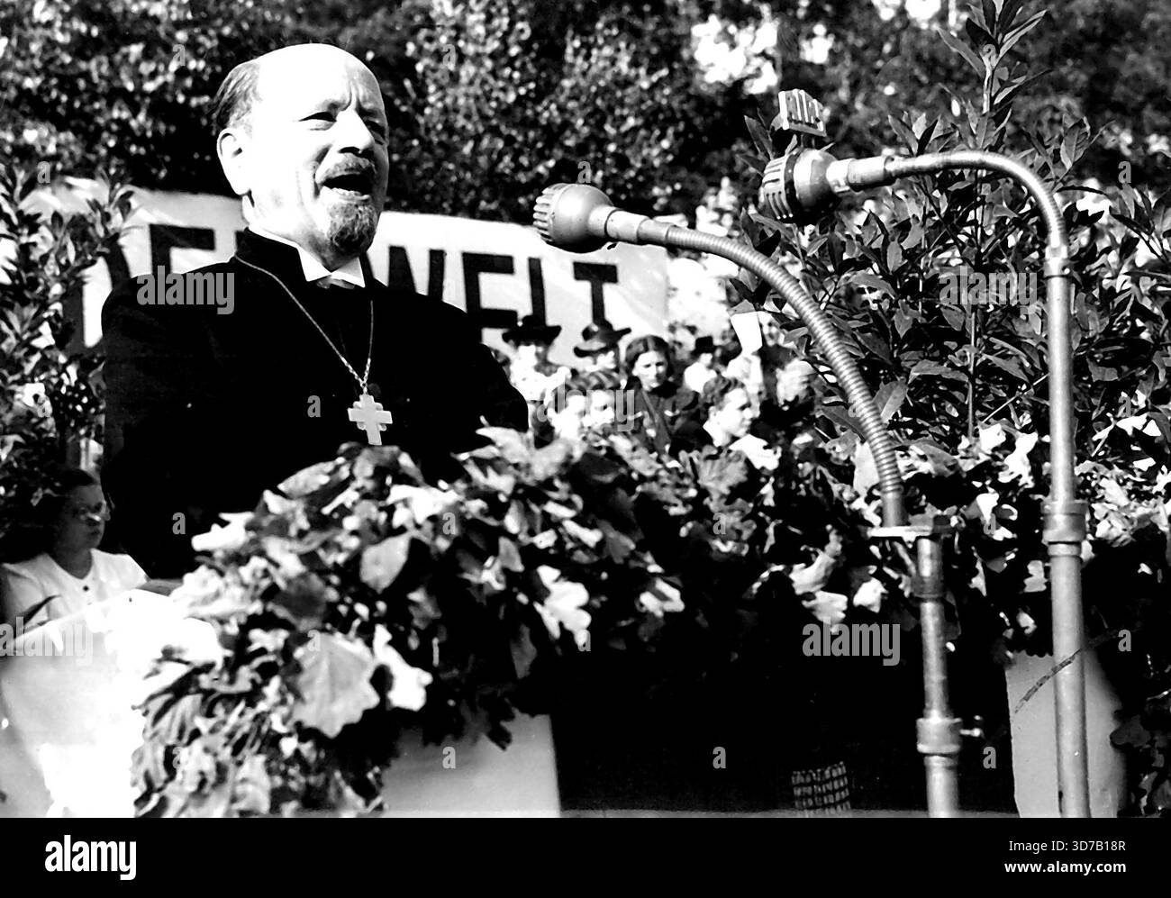 Der evangelische Bischof von Berlin warnt die Kommunisten – plädiert für die Wiedervereinigung Deutschlands – Bischof Otto Dibelius sprach bei der Jahrestagung der Evangelisch-kirchlichen Wohlfahrtsorganisation in der Waldbunne im Olympiastadion im britischen Sektor Berlins vor der Menge von 30.000 Berlinern. Vor einer Menge von 30.000 Berlinern, die im britischen Sektor in das Olympiastadion gepackt waren, plädierte Bischof Otto Dibelius, der Chef der Sowjetunion und der Berliner Evangelischen Kirche, mit Nachdruck für die Wiedervereinigung Deutschlands. September 1949. Stockfoto