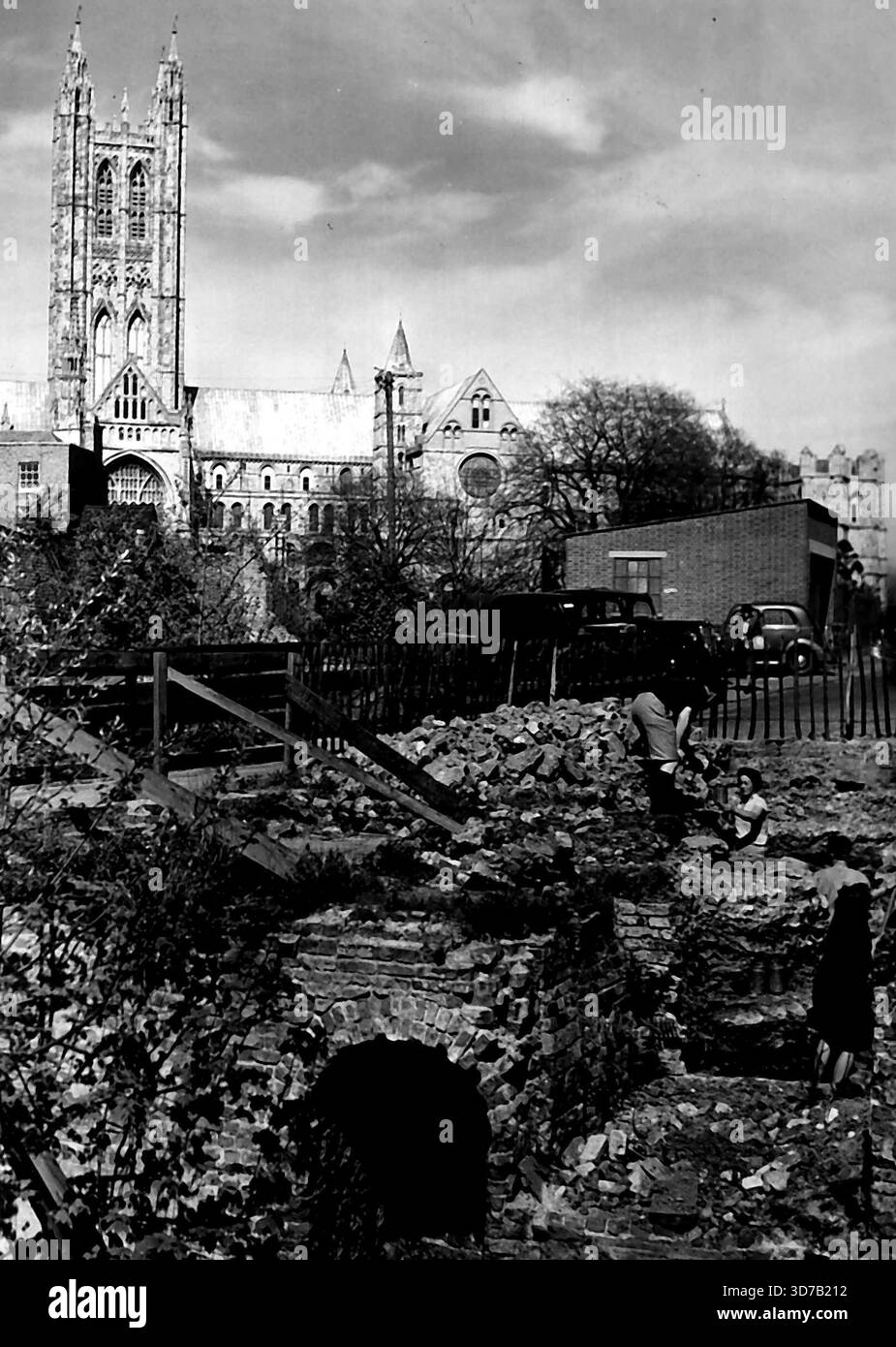 Die Erkundung des verbliebenen Canterbury -- im Gange unter dem Schatten der Kathedrale von Canterbury ausgegraben. Ausgrabungen in Teilen des verbliebenen Canterbury, Kent, in der Nähe der berühmten Kathedrale, werden über die Caster-Feiertage unter der Leitung von Herrn Sheppard Frere fortgesetzt, der einige wertvolle historische Entdeckungen macht, bevor der Wiederaufbau beginnt. Bereits eine mittelalterliche Mauer und ein 500-Jähriger wurden gefunden. April 1949. (Foto von Fox Photos0. Stockfoto