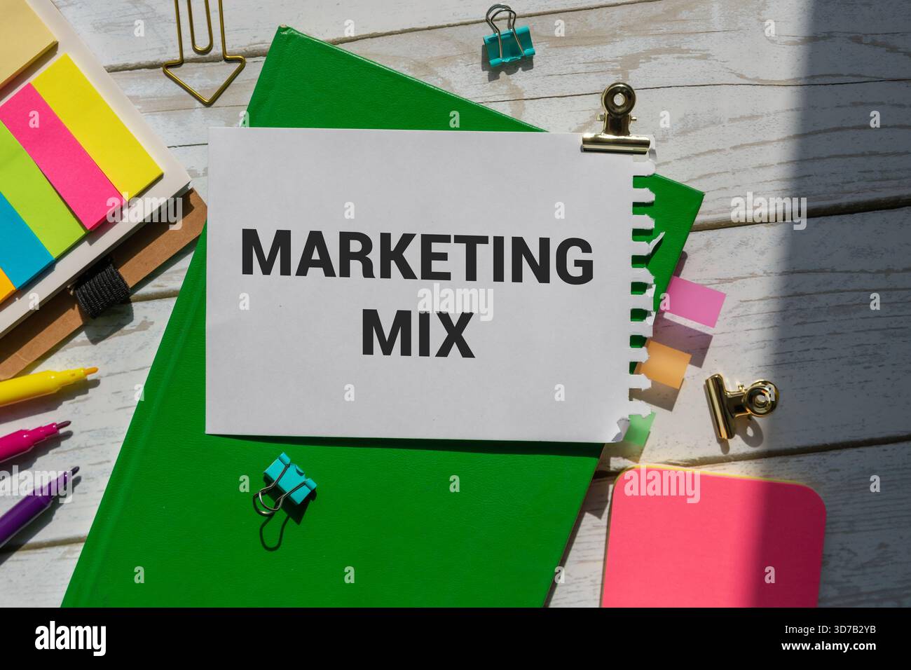 MARKETING MIX Wort auf Holzblock geschrieben. MARKETING MIX Text auf Zementtisch für Ihr Design, Konzept. Stockfoto