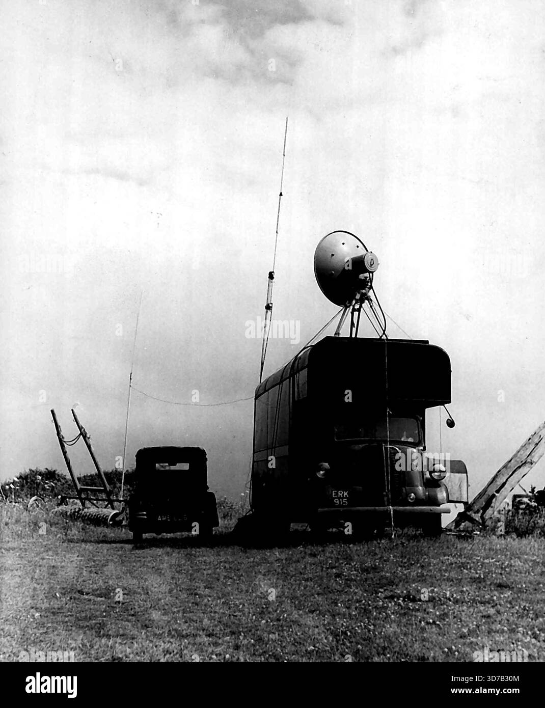 Eine Mobile TV Link Station -- wenn die British Broadcasting Corporation ein Programm in einer gewissen Entfernung von einem Sender sendet, werden Zentimeterwellen- oder sehr hochfrequente Funksender auf hohen Punkten entlang der Route eingerichtet, um die Bildsignale an den Sender zu übertragen. Der auf dem Foto gezeigte Radiosender wurde auf einem hohen Punkt auf den Sussex Downs für eine aktuelle Fernsehsendung platziert. Dezember 1951. (Foto von BBC). Stockfoto