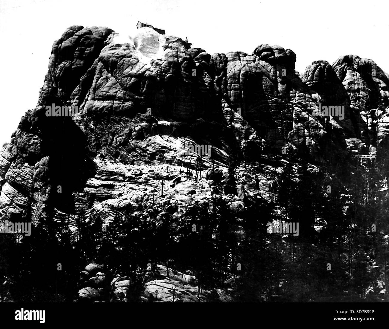 Ein Denkmal, das durch die Jahrhunderte andauert: Ein Blick auf den Rushmore Mountain, der sich in den schwarzen Hügeln von South Dakota befindet, aus dem kolossale Köpfe von Washington, Jefferson, Lincoln und Roosevelt geschnitzt werden sollen, um als nationales Denkmal für Generationen zu gelten. Steinarbeiter unter der Leitung von Gutzon Borglum, einem bekannten Bildhauer, haben bereits begonnen, die riesige Granitmasse für die erste der vier Figuren, die von Washington, einzuschneiden. Neben den vier großen Köpfen wird eine fünfhundert Worte lange Geschichte der Vereinigten Staaten, geschrieben von Ex-Präsident Calvin Coolidge, in die Oberfläche des Berges geschnitten werden Stockfoto