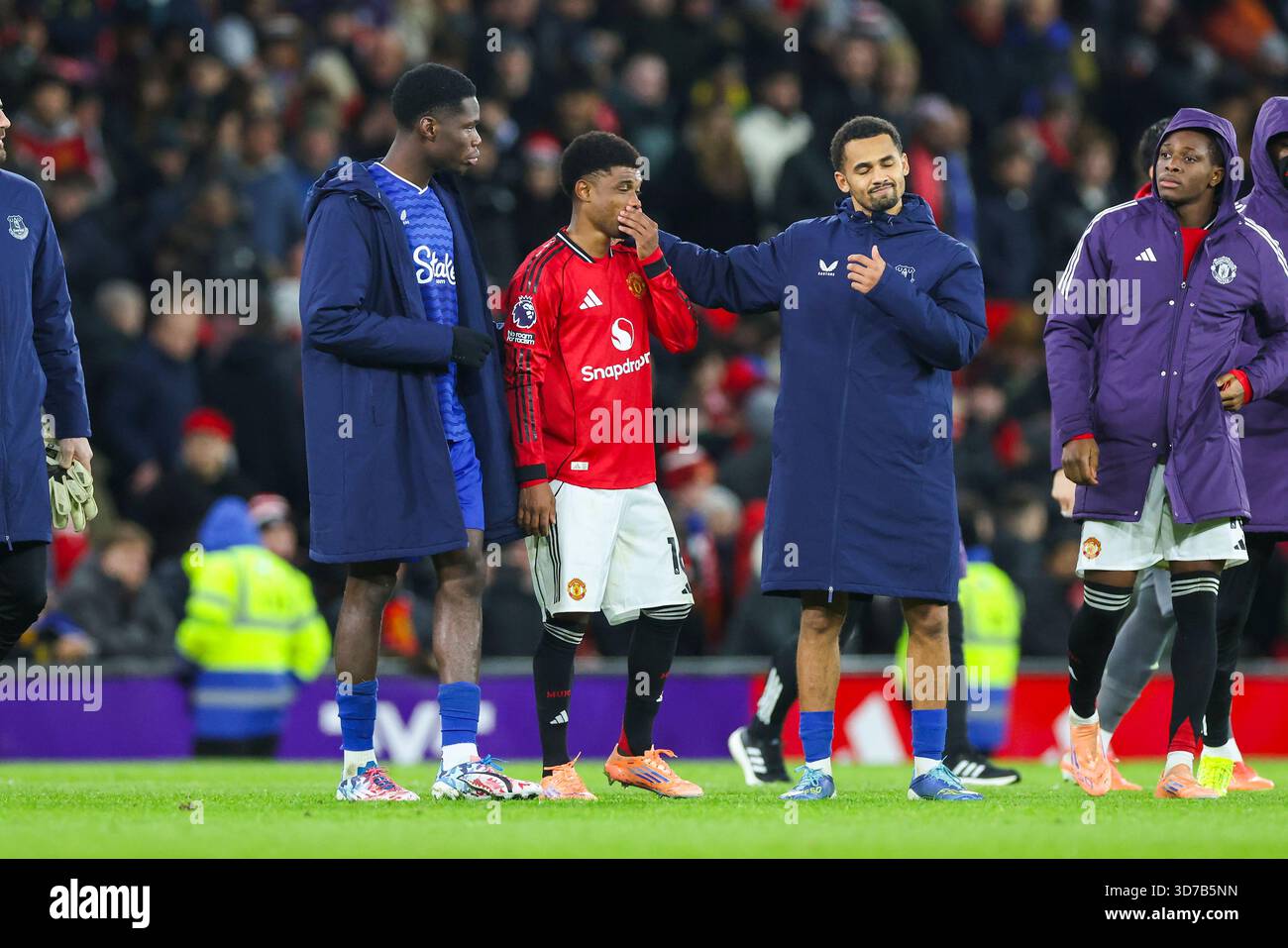 Manchester, Großbritannien. November 2025. Manchester United Mittelfeldspieler Amad Diallo (16) wurde am 24. November 2025 im Old Trafford, Manchester, England, verloren, nachdem er während des Spiels Manchester United gegen Everton Premier League am 24. November 1999 verloren hatte. Credit: Phil Duncan/Every Second Media Credit: Every Second Media/Alamy Live News Stockfoto