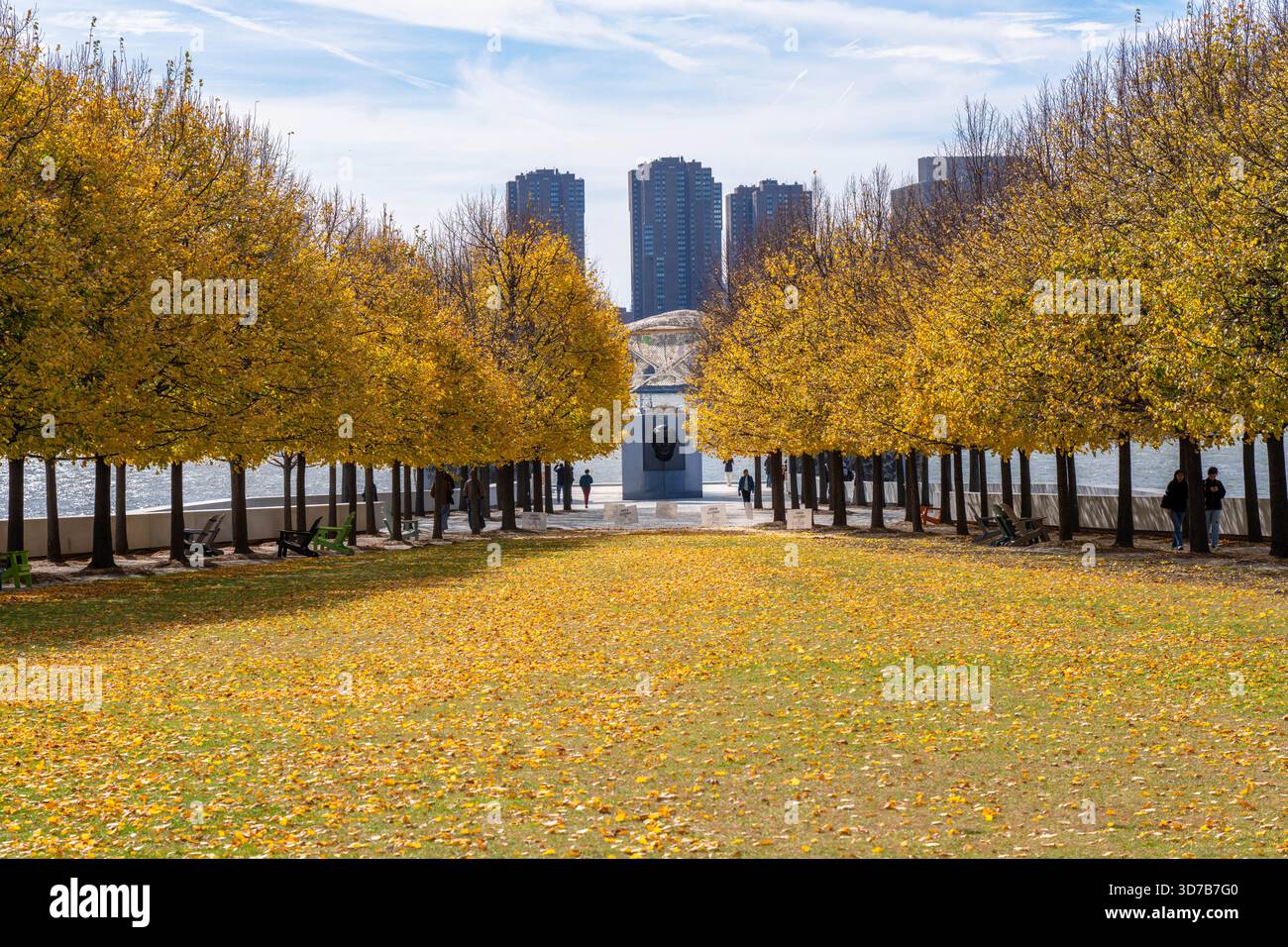 New York City New York – 7. November 2025: Franklin Delano Roosevelt Skulptur im Four Freedoms Park in New York City mit Herbstlaub auf den Bäumen Stockfoto
