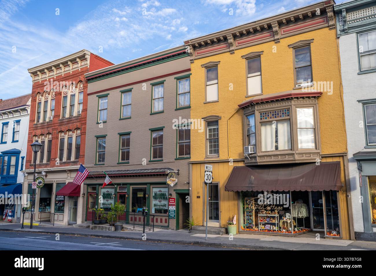 Gettysburg Pennsylvania - 5. November 2025: Historische Gebäude und Unternehmen Chambersburg Road in Gettysburg Pennsylvania Stockfoto