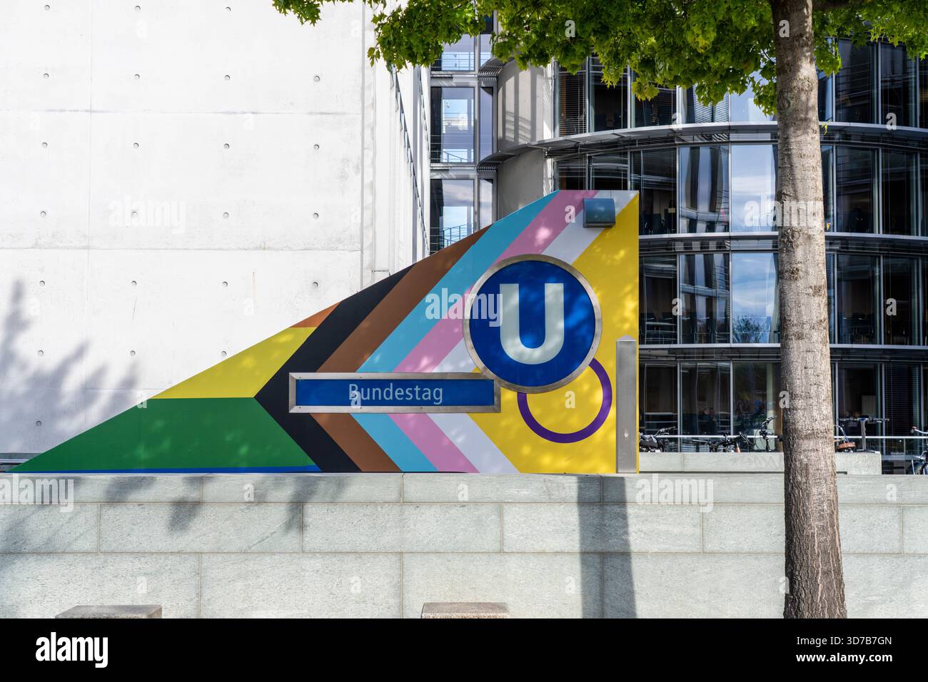 Eine Pride Progress Flag für den Bundestag U Station Sign in Berlin Deutschland Stockfoto