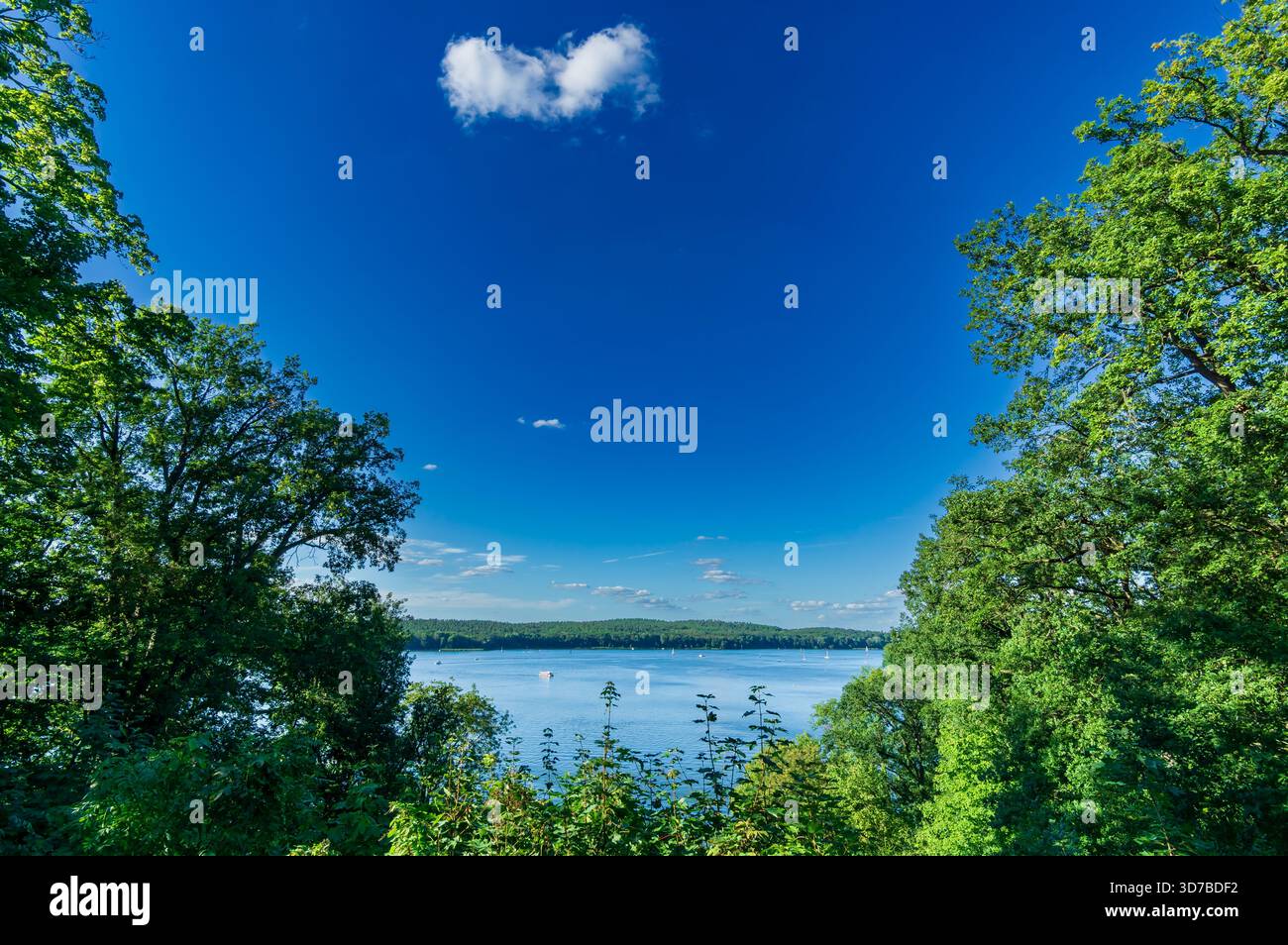 Sommerblick vom historischen Gelände der Evangelischen Kirche St. Peter und Paul auf Nikolskoe, Wannsee, Berlin, Deutschland. Stockfoto