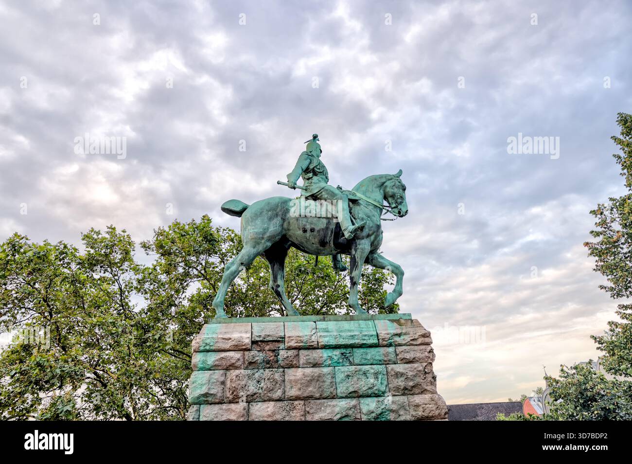 Die Reiterstatue Kaiser Wilhelm I. am östlichen Ende der Hohenzollernbrücke bei Sonnenaufgang in Köln Stockfoto
