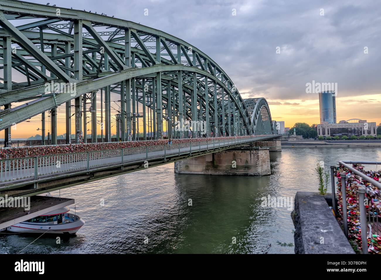 Hohenzollernbrücke und Kölner Dom über den Rhein bei Sonnenaufgang, Köln, Deutschland Stockfoto
