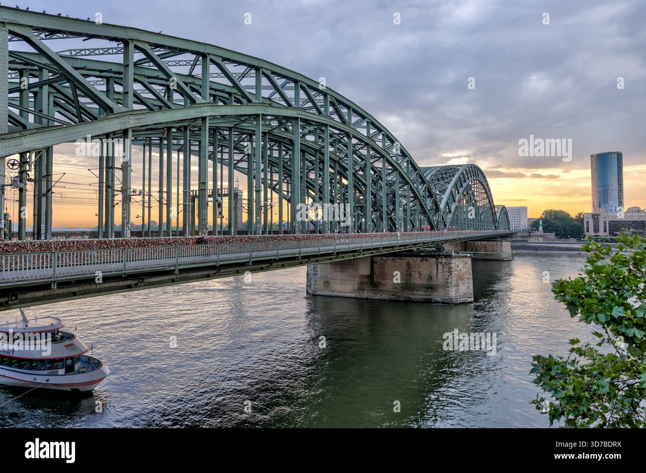 Hohenzollernbrücke und Kölner Dom über den Rhein bei Sonnenaufgang, Köln, Deutschland Stockfoto