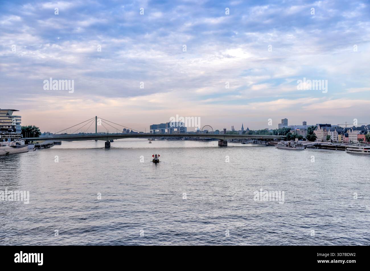 Panoramablick auf den Rhein und die Kölner Skyline in Köln, Deutschland. Stockfoto