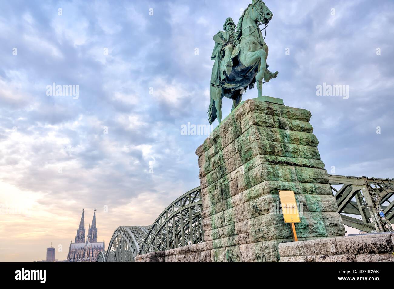 Die Reiterstatue Kaiser Wilhelm I. am östlichen Ende der Hohenzollernbrücke bei Sonnenaufgang in Köln Stockfoto
