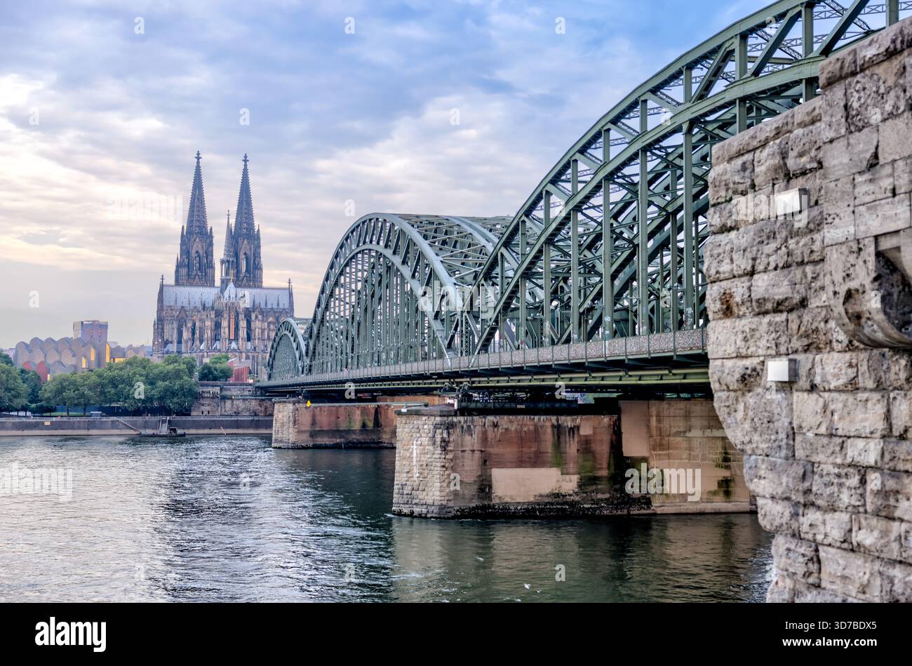 Hohenzollernbrücke und Kölner Dom über den Rhein bei Sonnenaufgang, Köln, Deutschland Stockfoto