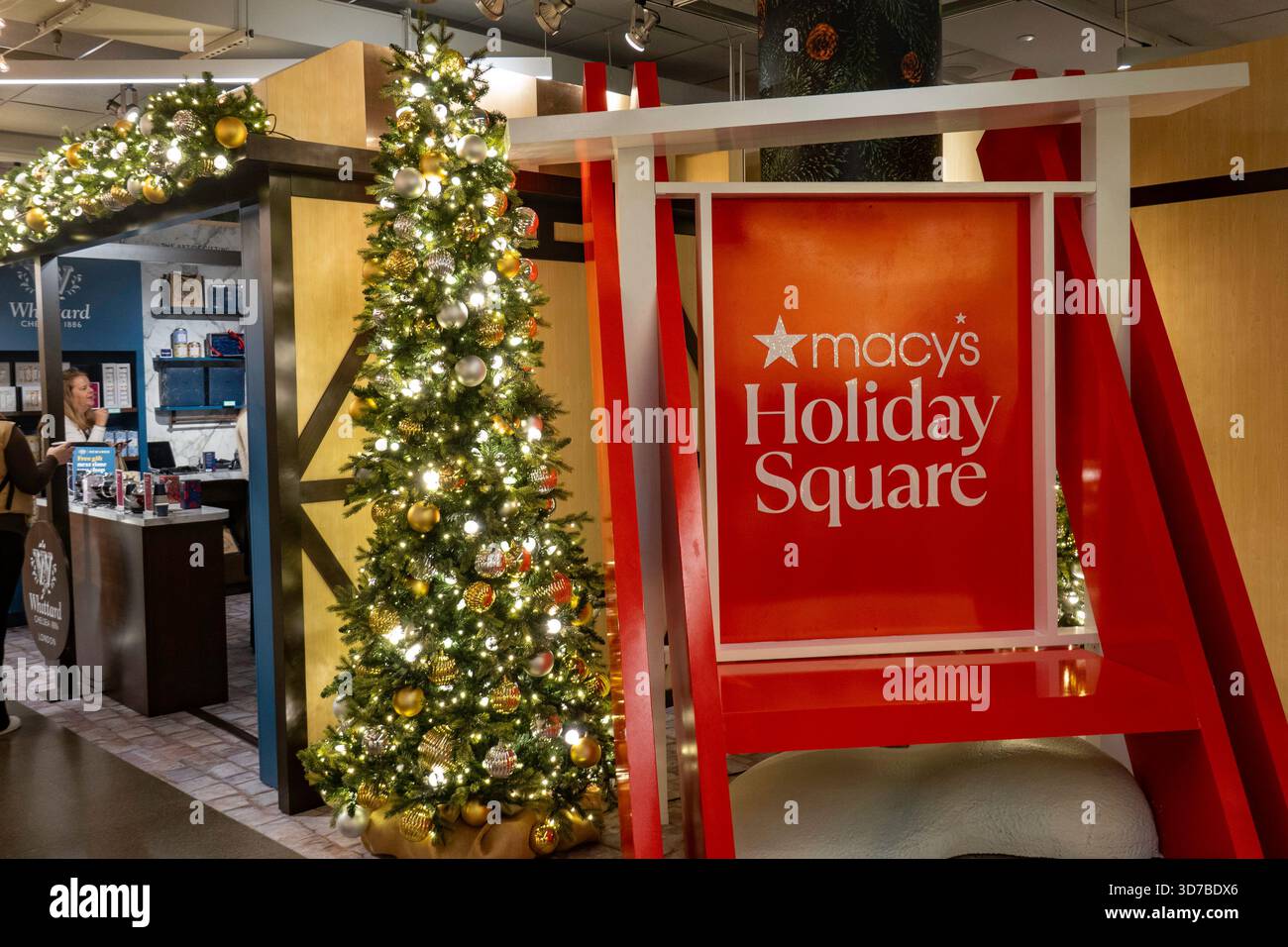 Macy's Flaggschiff Kaufhaus ist immer ein beliebtes Einkaufsziel während der Weihnachtszeit, New York City, USA 2025 Stockfoto