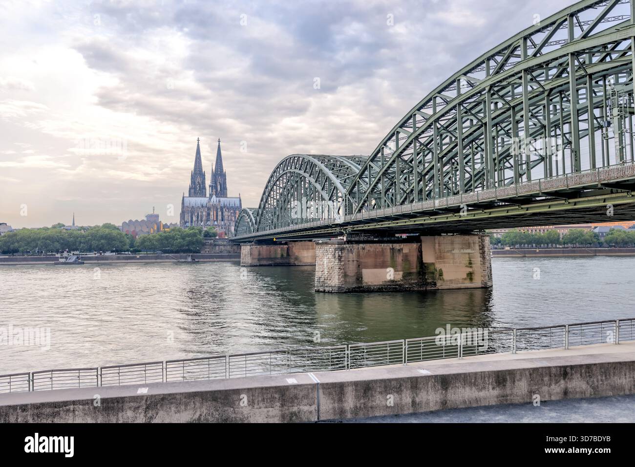 Hohenzollernbrücke und Kölner Dom über den Rhein bei Sonnenaufgang, Köln, Deutschland Stockfoto