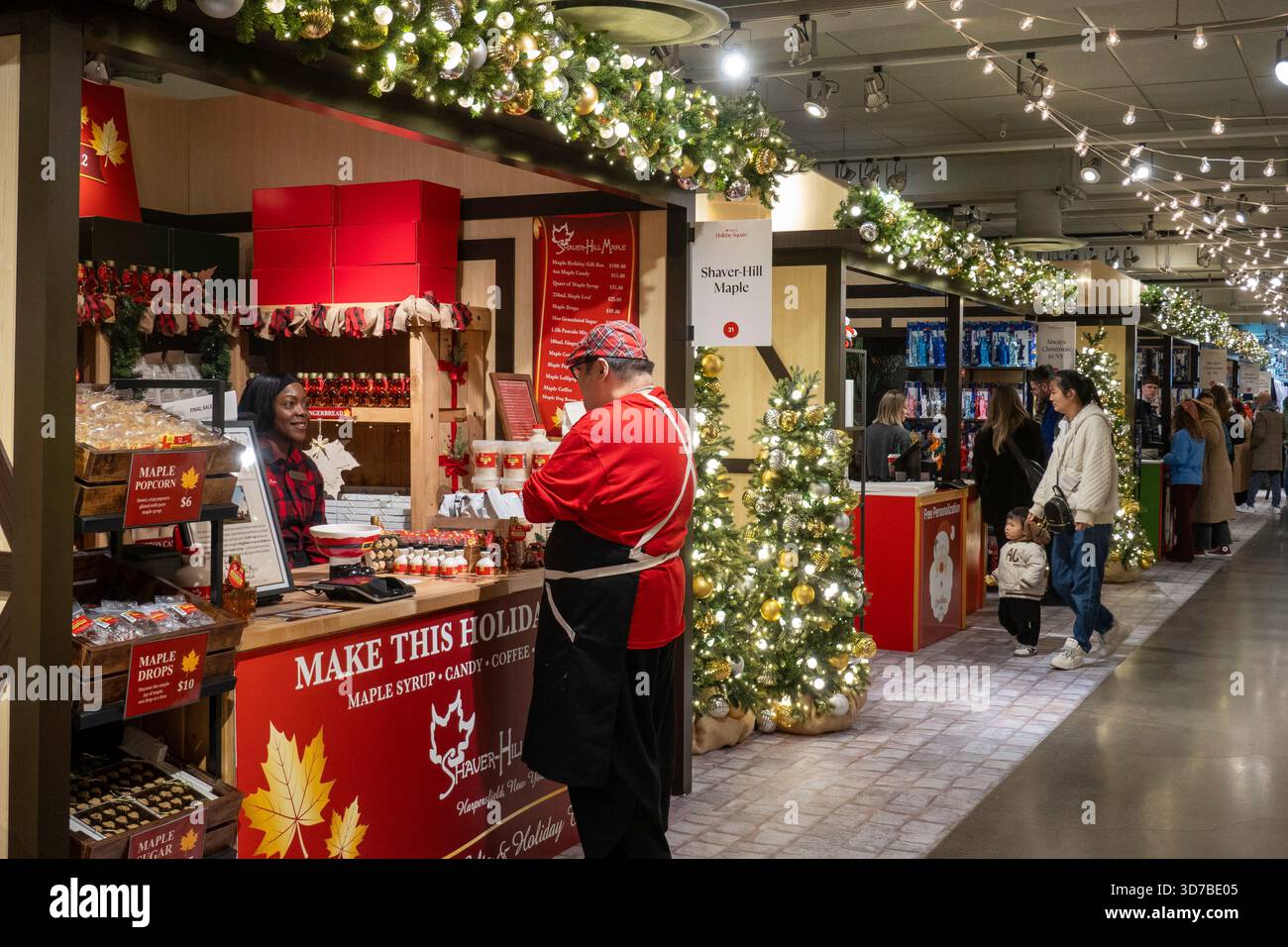 Macy's Flaggschiff Kaufhaus ist immer ein beliebtes Einkaufsziel während der Weihnachtszeit, New York City, USA 2025 Stockfoto