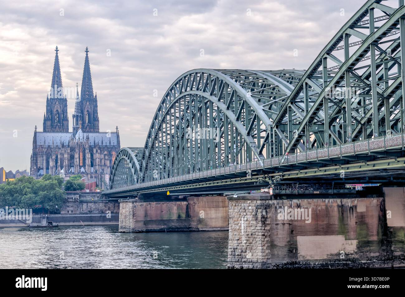 Hohenzollernbrücke und Kölner Dom über den Rhein bei Sonnenaufgang, Köln, Deutschland Stockfoto