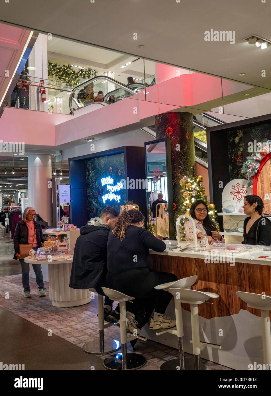 Macy's Flaggschiff Kaufhaus ist immer ein beliebtes Einkaufsziel während der Weihnachtszeit, New York City, USA 2025 Stockfoto