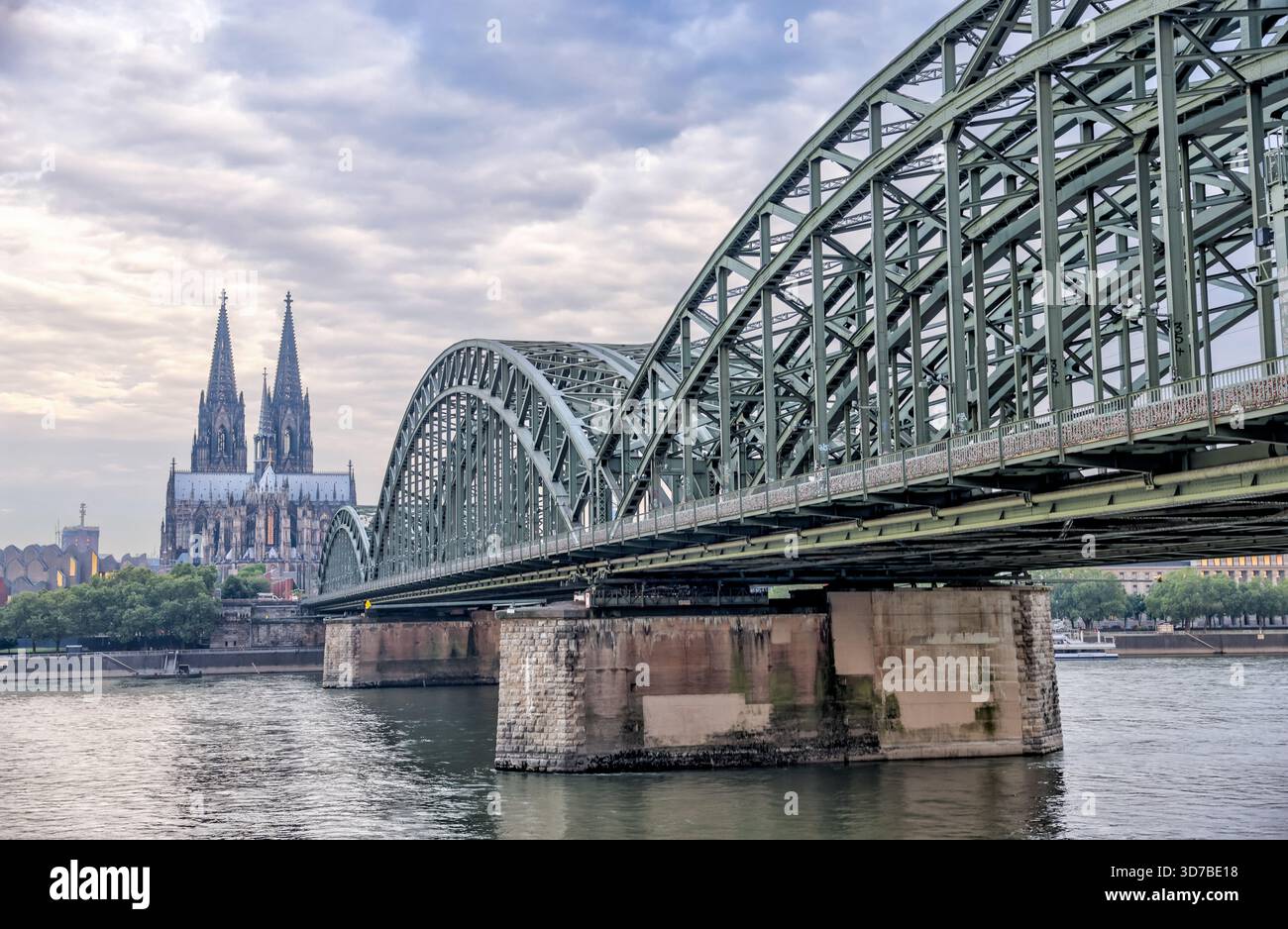 Hohenzollernbrücke und Kölner Dom über den Rhein bei Sonnenaufgang, Köln, Deutschland Stockfoto