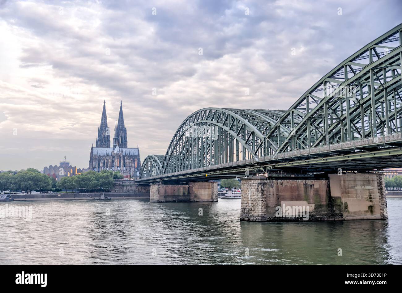 Hohenzollernbrücke und Kölner Dom über den Rhein bei Sonnenaufgang, Köln, Deutschland Stockfoto