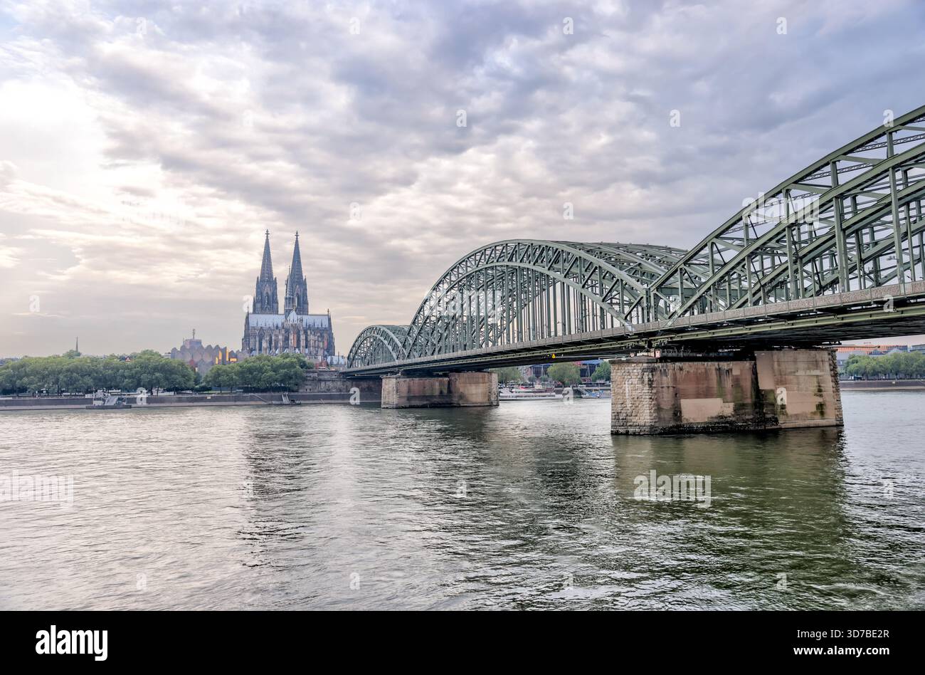 Hohenzollernbrücke und Kölner Dom über den Rhein bei Sonnenaufgang, Köln, Deutschland Stockfoto